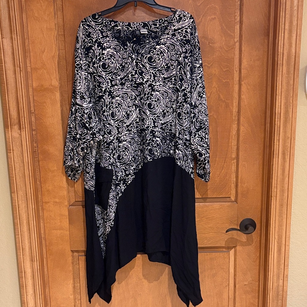 Elegant Black and White Patterned Tunic